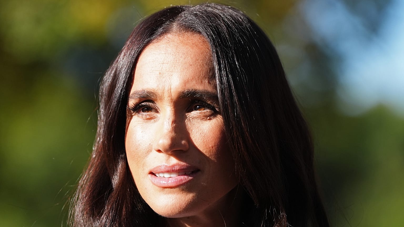 Máris kirúgták Meghan Markle-t a „The Gentlemen” sorozatból, miután visszatért Angliába?