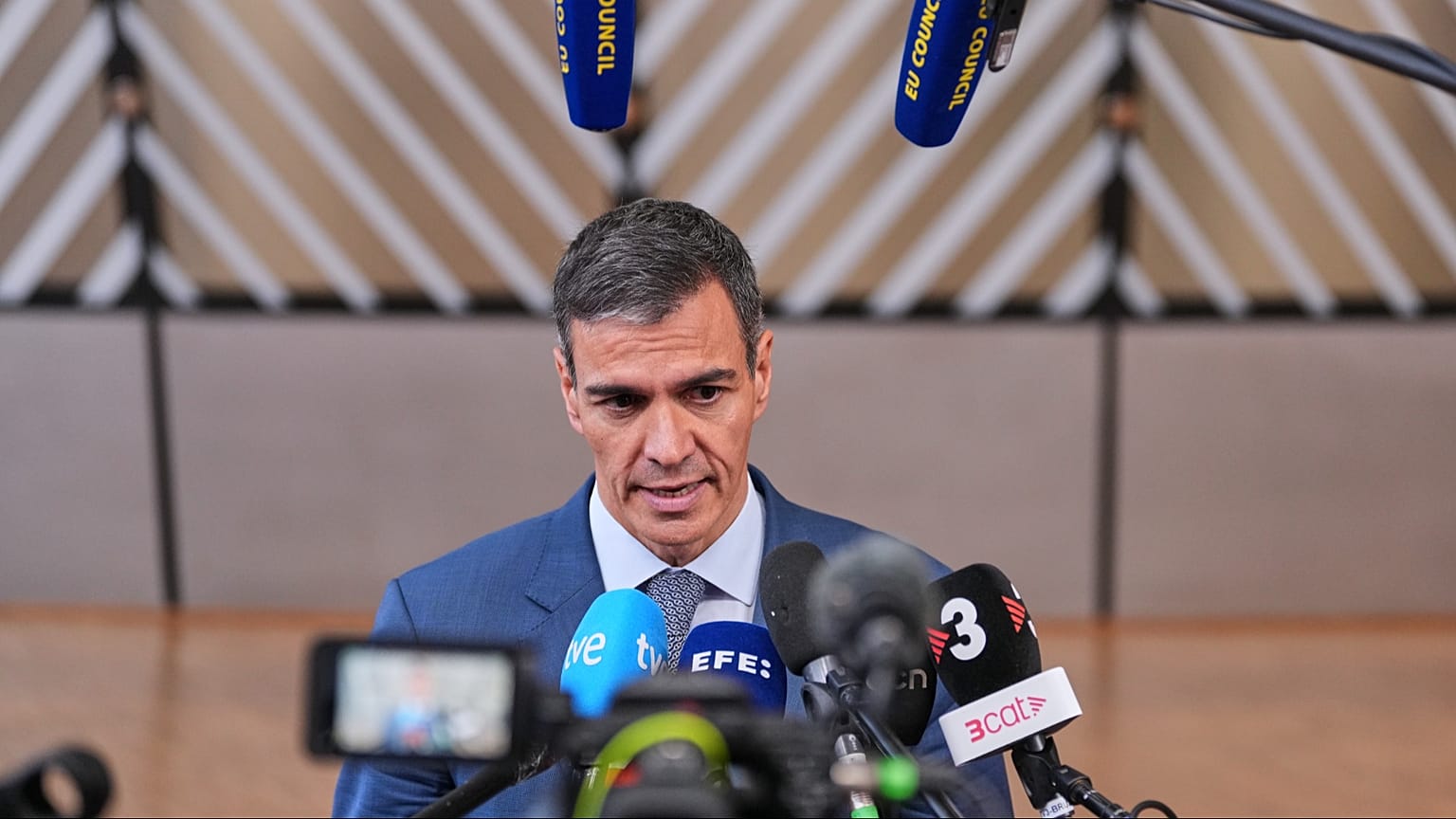 El presidente del Gobierno de España, Pedro Sánchez, habla con los periodistas a su llegada a la cumbre de la UE en Bruselas, el 18 de junio de 2026.