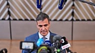 El presidente del Gobierno de España, Pedro Sánchez, habla con los periodistas a su llegada a la cumbre de la UE en Bruselas, el 18 de junio de 2026.