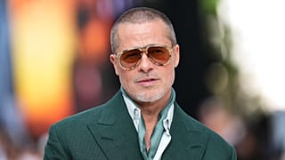 Brad Pitt, 23 Haziran 2025 Pazartesi günü Londra'da düzenlenen 'F1 The Movie' filminin galasına gelirken fotoğrafçılara poz veriyor.