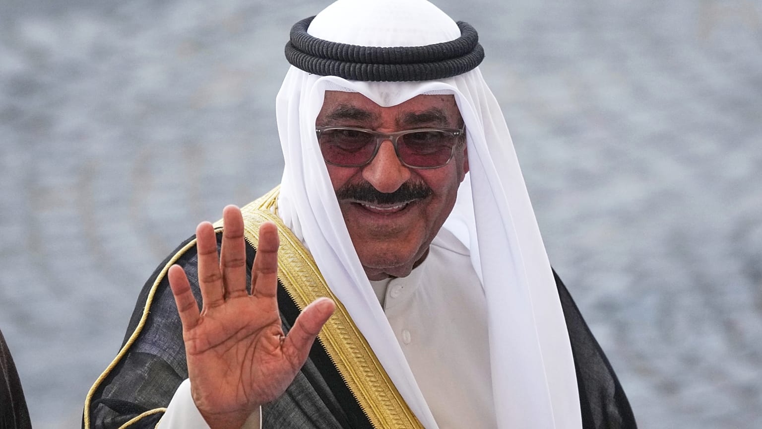 وصل أمير الكويت الشيخ مشعل الأحمد الجابر الصباح إلى باريس لحضور عرض يوم الباستيل، يوم الاثنين 14 يوليو/تموز 2025. (صورة من وكالة أسوشيتد برس/كريستوف إينا)