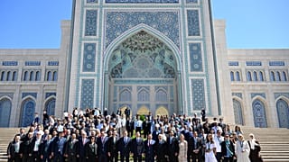 Teilnehmerinnen und Teilnehmer des Internationalen Medienforums posieren vor dem Zentrum der islamischen Zivilisation in Taschkent, Usbekistan, fürs Gruppenfoto.