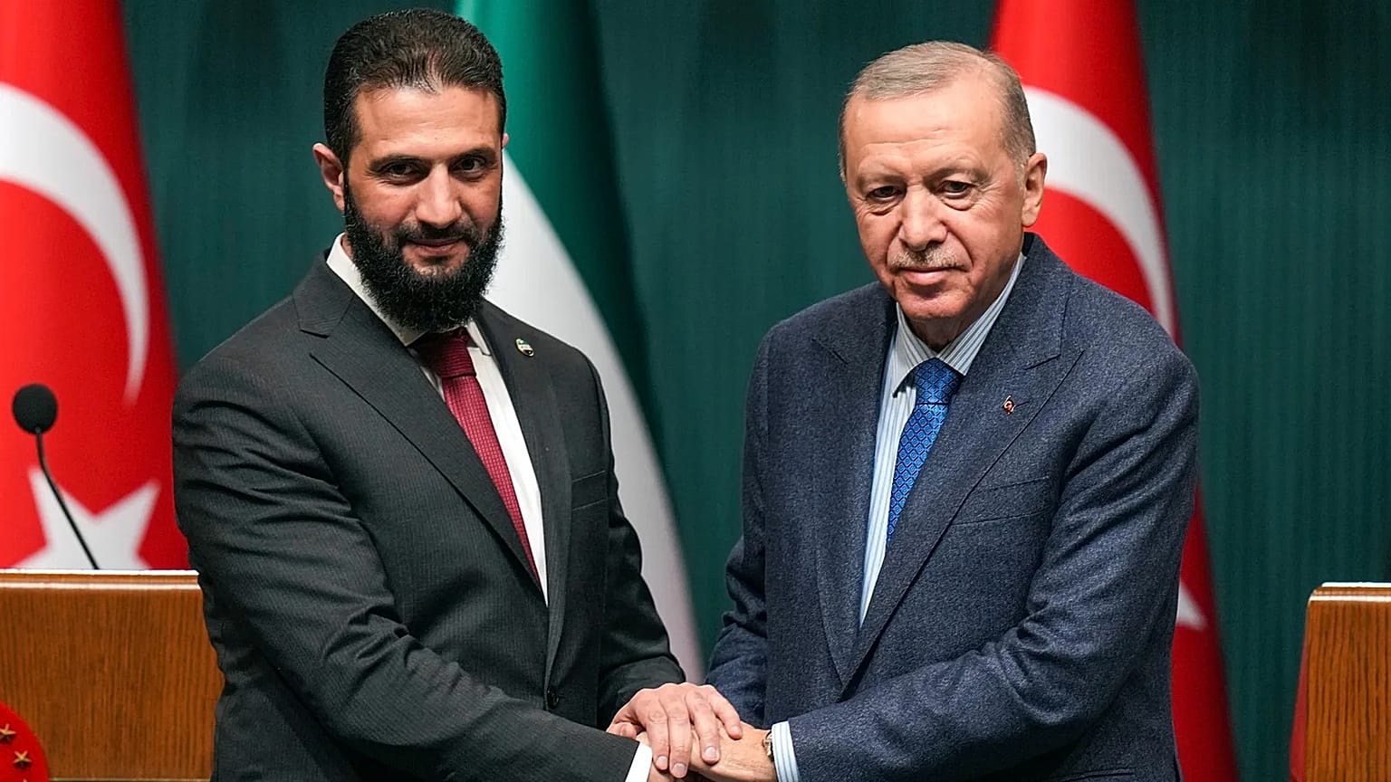 الرئيس التركي رجب طيب أردوغان يصافح الرئيس السوري المؤقت أحمد الشرع خلال مؤتمر صحفي مشترك بقصر الرئاسة بأنقرة، 4 فبراير 2025. 