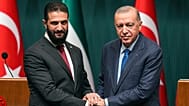 الرئيس التركي رجب طيب أردوغان يصافح الرئيس السوري المؤقت أحمد الشرع خلال مؤتمر صحفي مشترك بقصر الرئاسة بأنقرة، 4 فبراير 2025. 