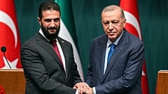 الرئيس التركي رجب طيب أردوغان يصافح الرئيس السوري المؤقت أحمد الشرع خلال مؤتمر صحفي مشترك بقصر الرئاسة بأنقرة، 4 فبراير 2025. 