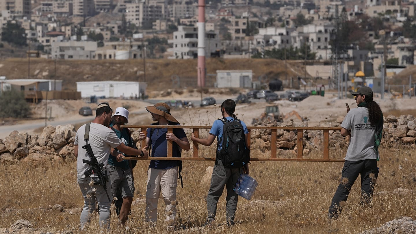 حصار وتهديدات وإحراق للممتلكات.. كيف يدفع مستوطنون متطرفون الفلسطينيين إلى ترك منازلهم في الضفة؟