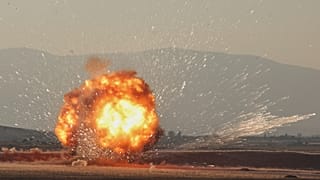 تفجير متحكم فيه يدمر مخلفات الحرب خلال عملية هندسية للجيش السوري بالقرب من كاناكر جنوب غرب سوريا، الأحد 9 أغسطس 2026.