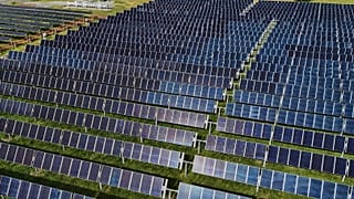 Painéis solares em funcionamento a 28 de abril de 2026, numa exploração agrícola em Christiana, no Tennessee