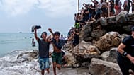 Unos menores inmigrantes cruzan desde Marruecos hacia el enclave español de Ceuta, el jueves 30 de julio de 2026. 