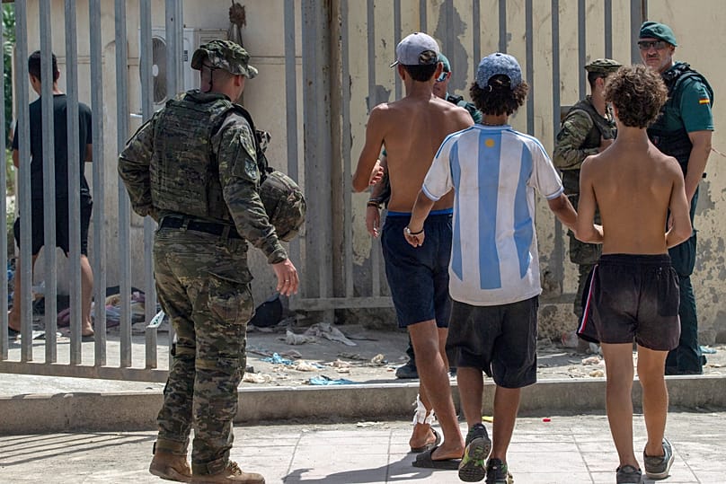 Los menores no acompañados que cruzaron a España regresan a Marruecos desde el enclave español de Ceuta, el sábado 1 de agosto de 2026.