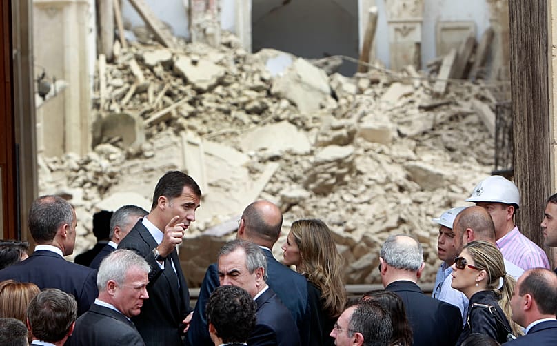 El príncipe Felipe de España y la princesa Letizia visitan la iglesia de Santiago, destruida por el terremoto en Lorca, España, el viernes 13 de mayo de 2011.