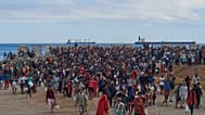 Migrantes que cruzaron de Marruecos a España regresan a una playa tras haber sido expulsados ​​de la zona el día anterior en Ceuta, el viernes 21 de agosto de 2026