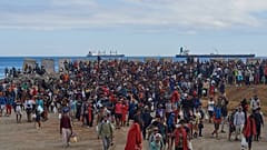 Migrantes que cruzaron de Marruecos a España regresan a una playa tras haber sido expulsados ​​de la zona el día anterior en Ceuta, el viernes 21 de agosto de 2026