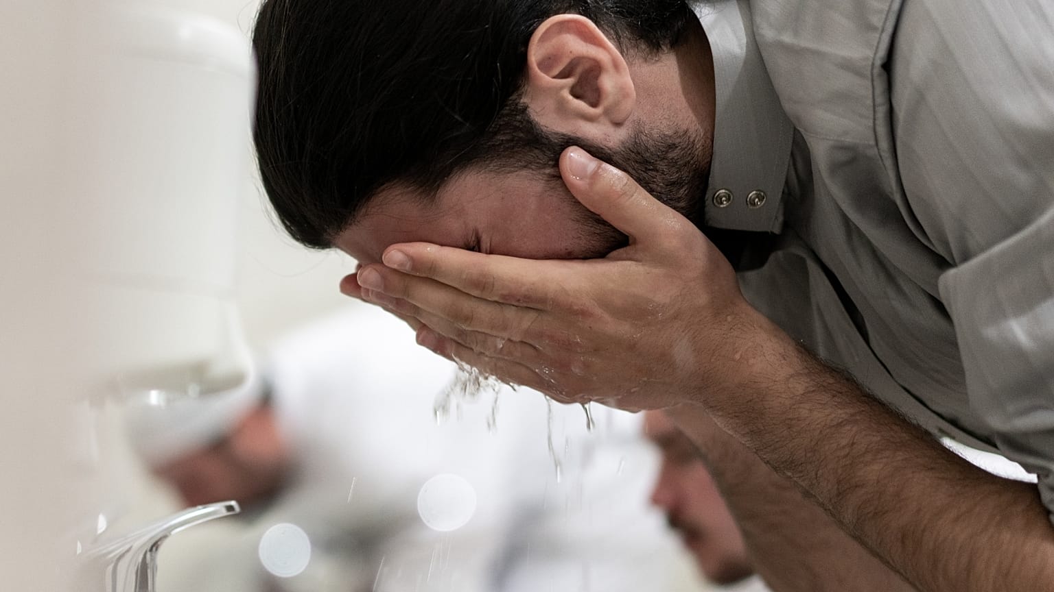 رجل يتوضأ قبل أداء الصلاة.