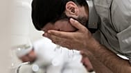 رجل يتوضأ قبل أداء الصلاة.