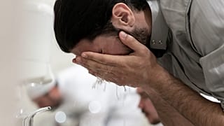 رجل يتوضأ قبل أداء الصلاة.