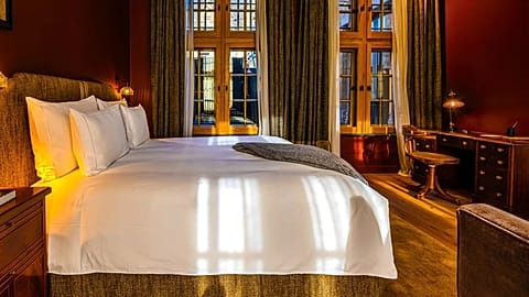 The property takes its name from its former role as the porter house of the nearby Hotel des Postes et des Télégraphes