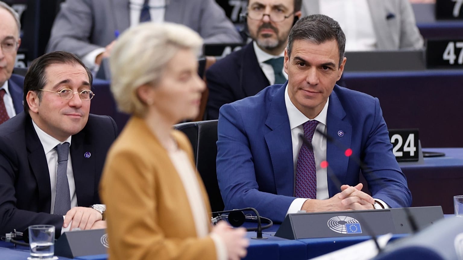 El presidente del Gobierno español, Pedro Sánchez, observa al presidente de la Comisión Europea en Estrasburgo, al este de Francia, en 2023.