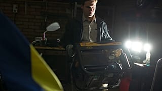 Cittadino di Kiev prepara un generatore durante un blackout a Kiev, Ucraina, venerdì 18 novembre 2022 - archivio