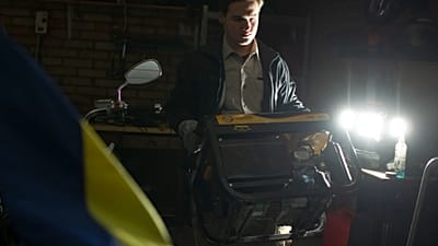 Cittadino di Kiev prepara un generatore durante un blackout a Kiev, Ucraina, venerdì 18 novembre 2022 - archivio