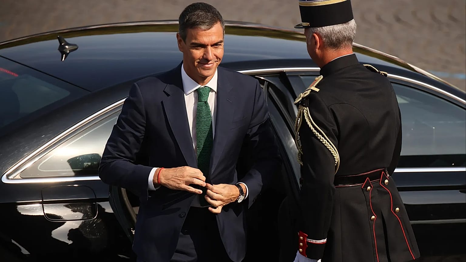 El presidente del Gobierno, Pedro Sánchez, llega al desfile militar del Día de la Bastilla en la avenida de los Campos Elíseos de París, el martes 14 de julio de 2026.