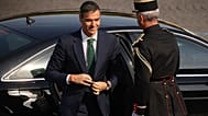 El presidente del Gobierno, Pedro Sánchez, llega al desfile militar del Día de la Bastilla en la avenida de los Campos Elíseos de París, el martes 14 de julio de 2026.