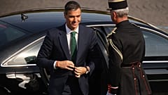 Premier Hiszpanii Pedro Sánchez przybywa na defiladę wojskową z okazji Dnia Bastylii na paryskich Polach Elizejskich we wtorek 14 lipca 2026.