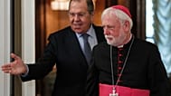 Il ministro degli Esteri russo Sergei Lavrov entra in una sala con il segretario vaticano per le relazioni con gli Stati, l'arcivescovo Paul Richard Gallagher - nov. 2021