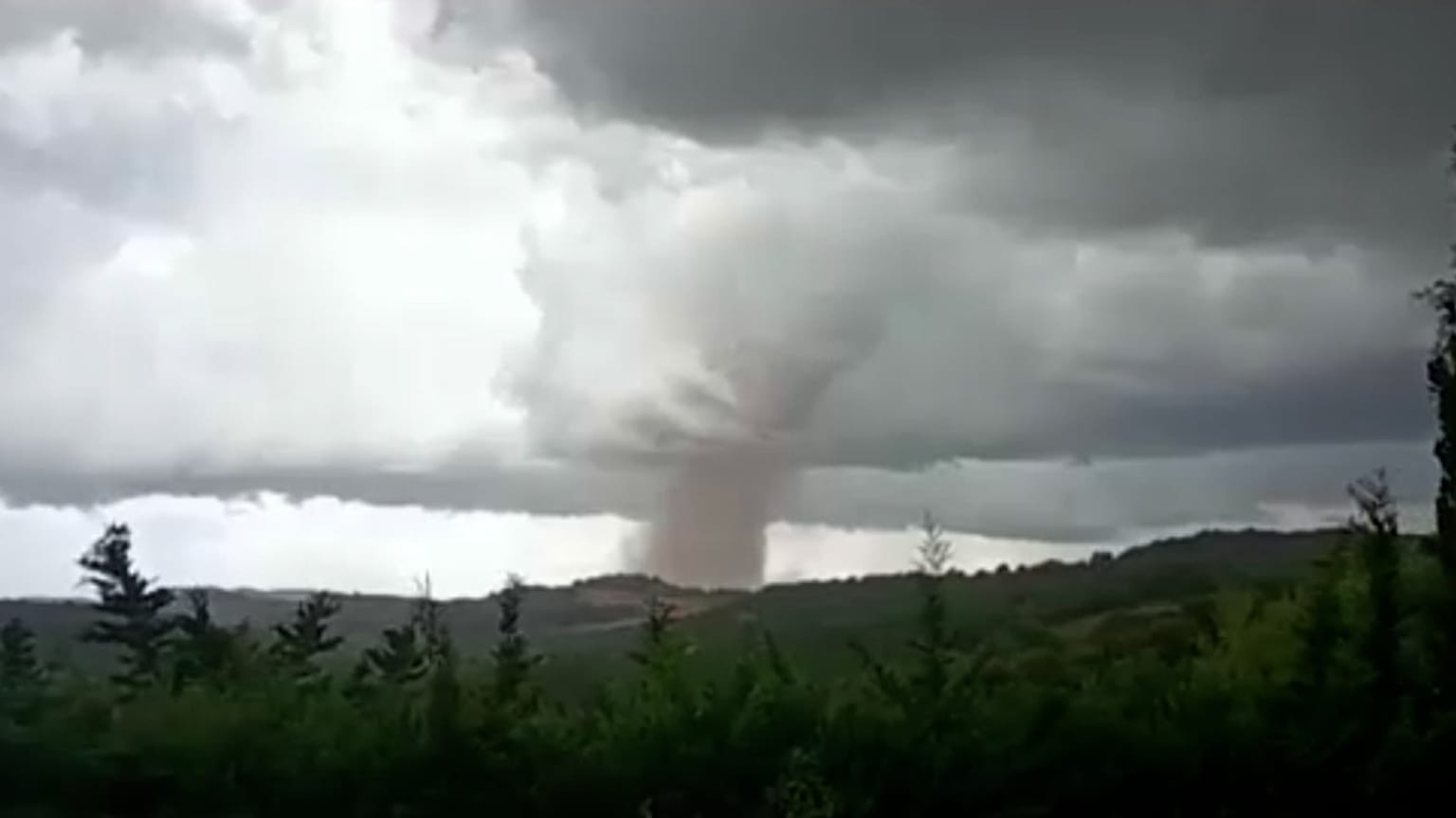 Im Département Aude richtet ein beeindruckender Tornado am Montag schwere Schäden an.