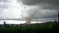 Une impressionnante tornade a fait d'importants dégâts dans l'Aude lundi.
