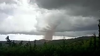 Une impressionnante tornade a fait d'importants dégâts dans l'Aude lundi.