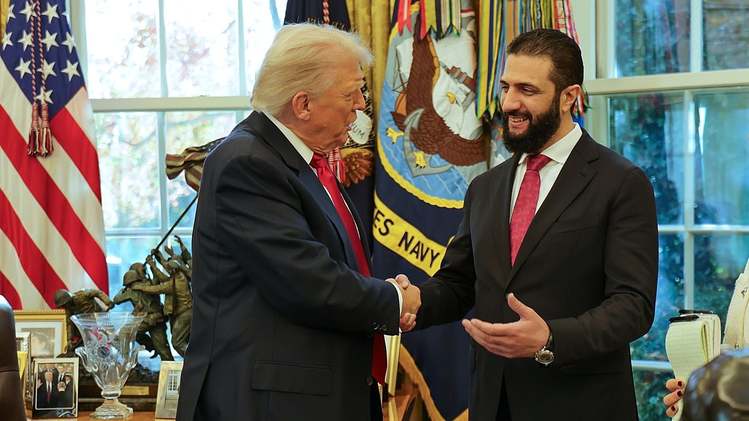 الرئيس دونالد ترامب يصافح الرئيس السوري الانتقالي أحمد الشرع في البيت الأبيض بواشنطن، يوم الاثنين 10 نوفمبر 2025.