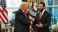الرئيس دونالد ترامب يصافح الرئيس السوري الانتقالي أحمد الشرع في البيت الأبيض بواشنطن، يوم الاثنين 10 نوفمبر 2025.
