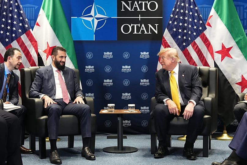 الرئيس الأمريكي دونالد ترامب يلتقي الرئيس السوري الانتقالي أحمد الشرع على هامش قمة الناتو في أنقرة، 8 تموز 2026.