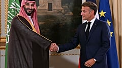 Emmanuel Macron i Muhammad bin Salman, podczas ceremonii podpisania umowy handlowej w Pałacu Elizejskim, w poniedziałek 24 sierpnia 2026 roku.