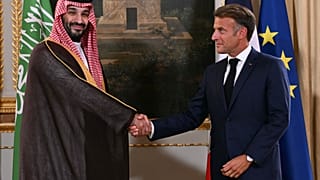 Emmanuel Macron et le prince héritier d'Arabie saoudite Mohammed ben Salmane lors d'une cérémonie de signature d'un accord commercial à l'Élysée, le lundi 24 août 2026.