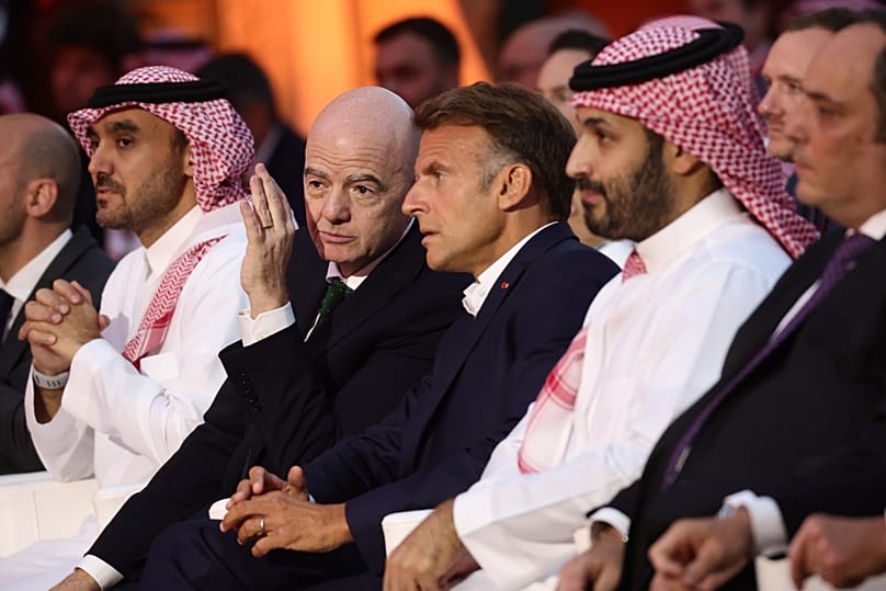 Le président de la FIFA, Gianni Infantino, Emmanuel Macron et Mohammed ben Salmane à la cérémonie de clôture de la Coupe du monde d'e-sport à Paris, le 23 août 2026. 