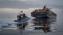 یک قایق تندروی نیروی دریایی سپاه در حال نزدیک شدن به کشتی باری «اپامینونداس» در تنگه هرمز به تاریخ ۲۱ آوریل ۲۰۲۶ 
