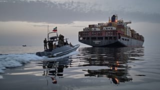 یک قایق تندروی نیروی دریایی سپاه در حال نزدیک شدن به کشتی باری «اپامینونداس» در تنگه هرمز به تاریخ ۲۱ آوریل ۲۰۲۶ 