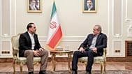 في هذه الصورة التي نشرها المكتب الرئاسي الإيراني، الرئيس مسعود بزشكيان (يمين) يستقبل قائد الجيش الباكستاني المشير عاصم منير في طهران، الاثنين 24 أغسطس/آب 2026.