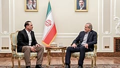  في هذه الصورة التي نشرها المكتب الرئاسي الإيراني، الرئيس مسعود بزشكيان (يمين) يستقبل قائد الجيش الباكستاني المشير عاصم منير في طهران، الاثنين 24 أغسطس/آب 2026.
