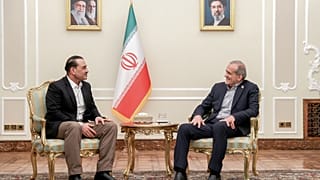  في هذه الصورة التي نشرها المكتب الرئاسي الإيراني، الرئيس مسعود بزشكيان (يمين) يستقبل قائد الجيش الباكستاني المشير عاصم منير في طهران، الاثنين 24 أغسطس/آب 2026.