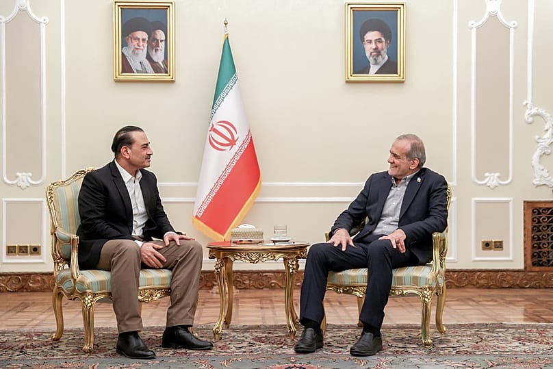 El presidente iraní Masoud Pezeshkian se reúne con el jefe del Ejército de Pakistán Asim Munir en Teherán el 24 de agosto de 2026. (Oficina de la Presidencia iraní)