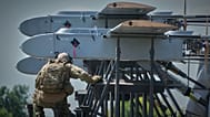 Военнослужащий 413-го отдельного украинского полка беспилотных систем "Рейд" готовит БпЛА дальнего радиуса действия FP-1 для нанесения удара по РФ, Украина, 16 августа 2026.