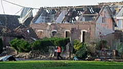 Ratownik przechodzi obok domu zniszczonego przez tornado w Bihucourt w północnej Francji, w poniedziałek 24 października 2022 r.