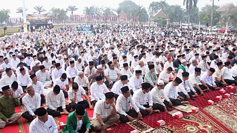 Indonesian Muslims perform a prayer requesting rain following wildfires in several regions in Sumatra and Kalimantan Island, 25 August, 2026