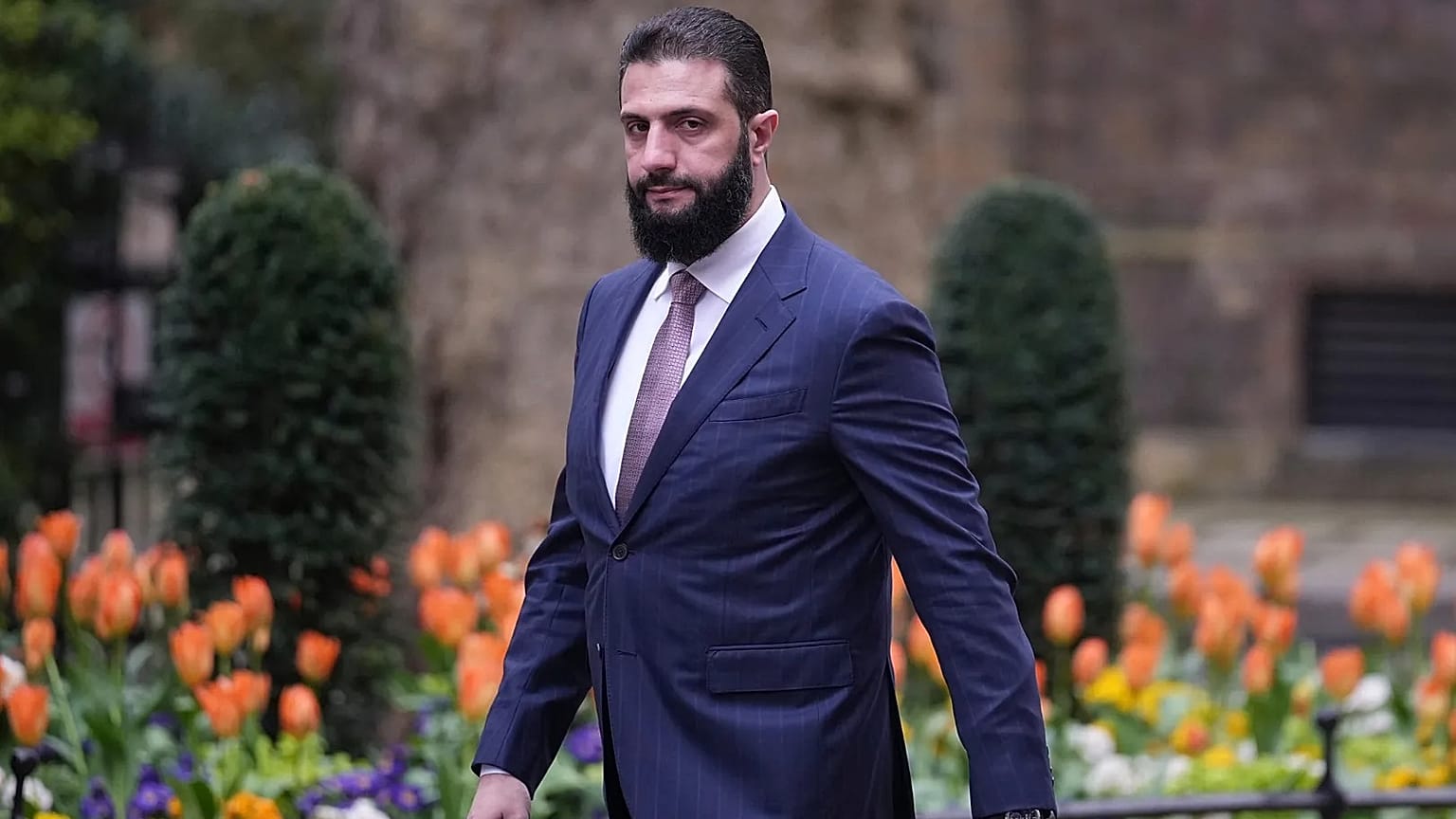 الرئيس السوري الانتقالي أحمد الشرع يتجه إلى مقر رئيسة الوزراء البريطانية في لندن، 31 مارس/آذار 2026. 