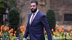 الرئيس السوري الانتقالي أحمد الشرع يتجه إلى مقر رئيسة الوزراء البريطانية في لندن، 31 مارس/آذار 2026. 