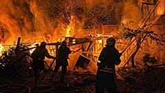Ratownicy gaszą pożar w budynku mieszkalnym zniszczonym przez rosyjski atak dronowy w obwodzie odeskim, 29 kwietnia 2026 r.