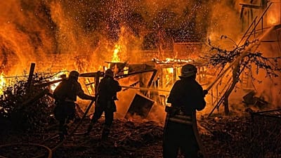 Mentőalakulatok oltják a lakóépület tüzét, amelyet orosz dróntámadás rombolt le az odesszai régióban, 2026. április 29-én.